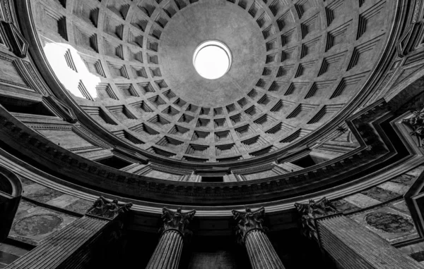 Roma Talya Daki Pantheon Tavanının Düşük Açılı Gri Tonlu Görüntüsü — Stok fotoğraf