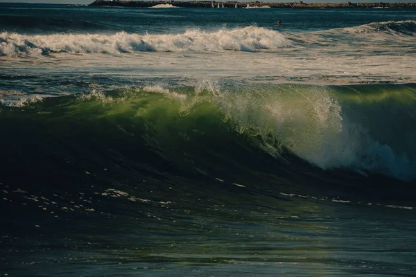 海の大きな波の絵のような景色 背景や壁紙の使用に最適です — ストック写真