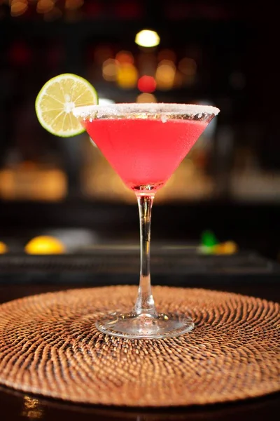 Vertical Closeup Refreshing Pink Margarita Cocktail Bar Counter — Stock Photo, Image