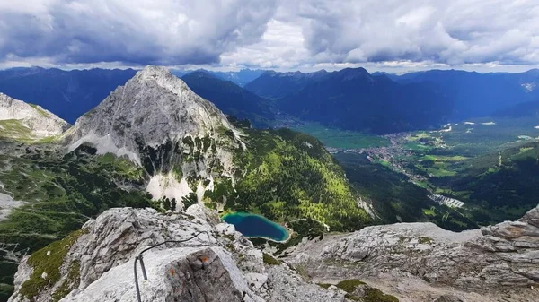 Slovenya Daki Triglav Dağlarının Bulutlu Bir Gökyüzü Altında Manzaralı Bir — Stok fotoğraf