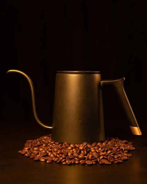 Egy Függőleges Felvétel Egy Libabőrös Kávéfőzőről Kávébabon — Stock Fotó