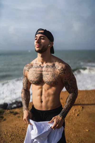 Hombre Caucásico Topless España Con Tatuajes Posando Una Playa —  Fotos de Stock