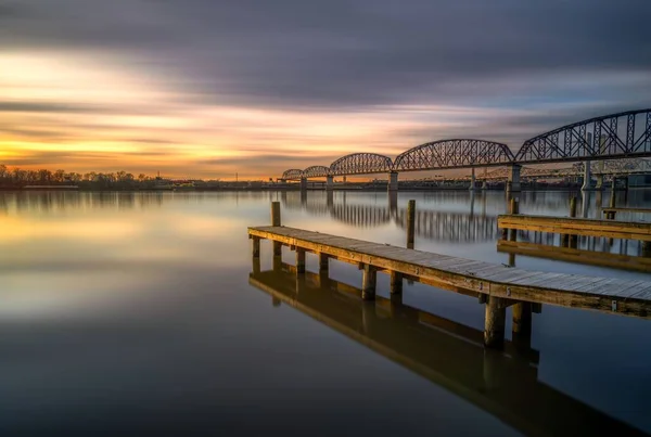 Eine Langzeitbelichtung Eines Sonnenuntergangs Über Hölzernen Docks Und Einer Brücke — Stockfoto