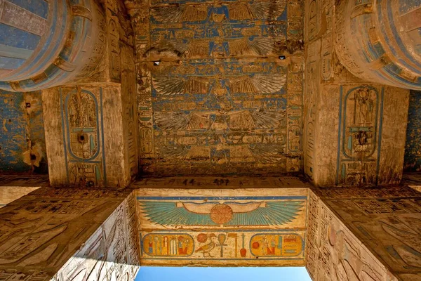 Intérieur Plafond Temple Égyptien Avec Des Peintures Colorées Des Hiéroglyphes — Photo