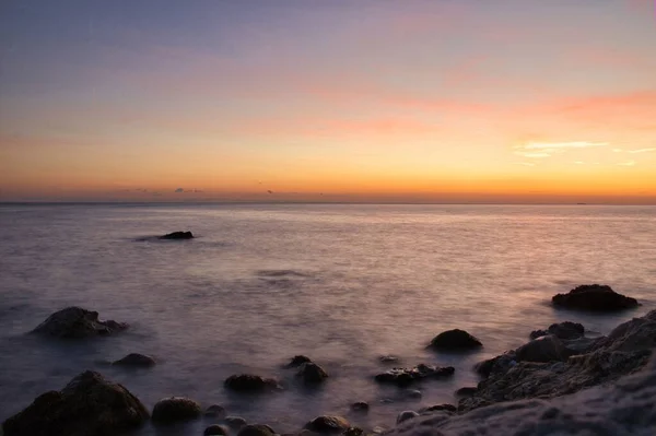 Ένα Γραφικό Φλογερό Ηλιοβασίλεμα Πάνω Από Θάλασσα Δροσερό Για Φόντο — Φωτογραφία Αρχείου