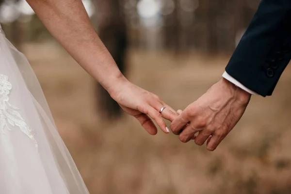 Нещодавно Одружена Пара Тримає Руки — стокове фото