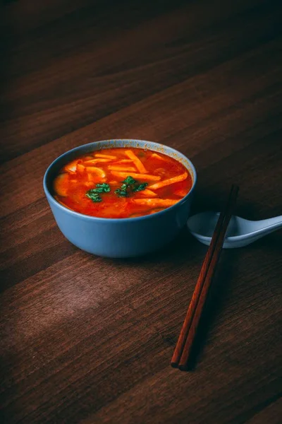 Una Toma Vertical Deliciosa Saludable Sopa Roja Con Palos Chinos — Foto de Stock
