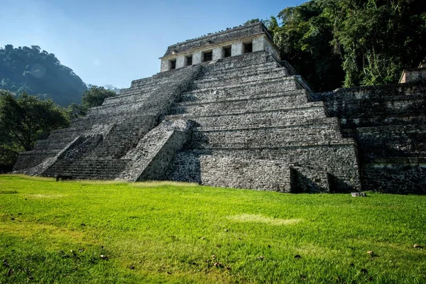 墨西哥蓝天下的帕伦克遗址和金字塔景观 — 图库照片