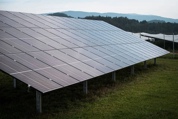 昼間の大規模太陽光発電所の太陽光発電システム — ストック写真