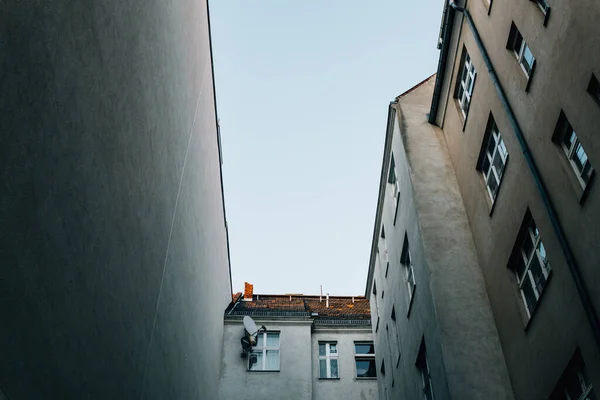 Низькокутний Знімок Житлового Будинку Кількома Вікнами Під Блакитним Небом — стокове фото
