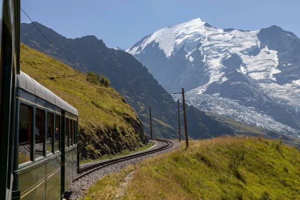 Landschappelijk Uitzicht Trein Spoorwegen Met Besneeuwde Bergen Achtergrond — Stockfoto