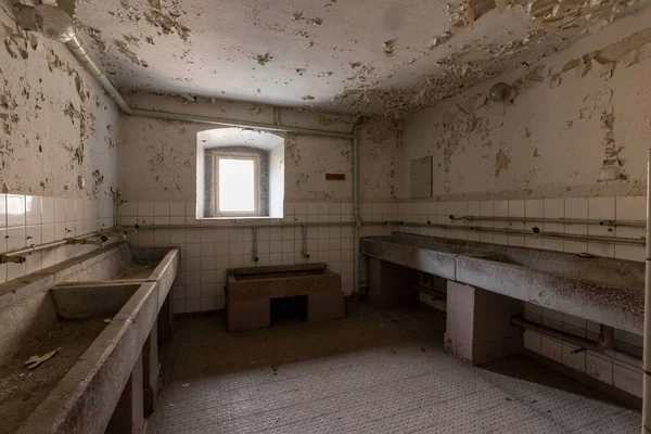 Taş Lavabosu Olan Harap Olmuş Eski Bir Tuvalet — Stok fotoğraf