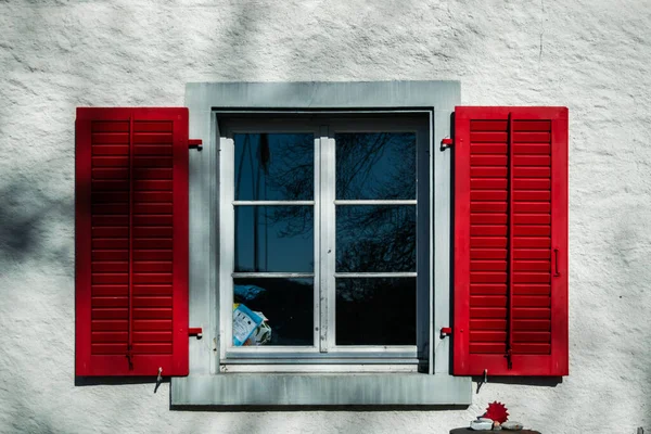 Uma Janela Livre Edifício Com Obturador Madeira Vermelha — Fotografia de Stock