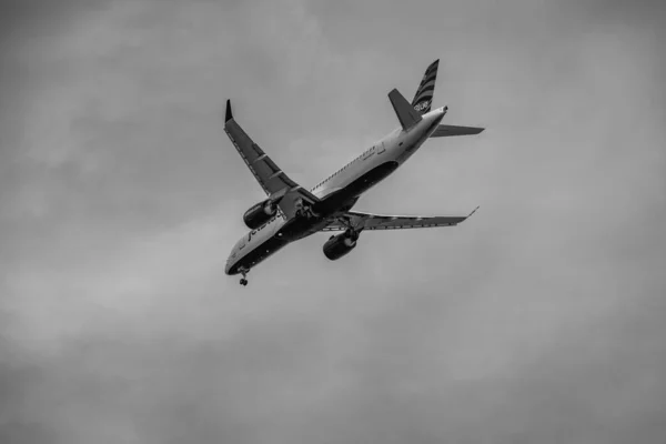 Ένα Γκρι Πλάνο Ενός Αεροπλάνου Στον Ουρανό — Φωτογραφία Αρχείου