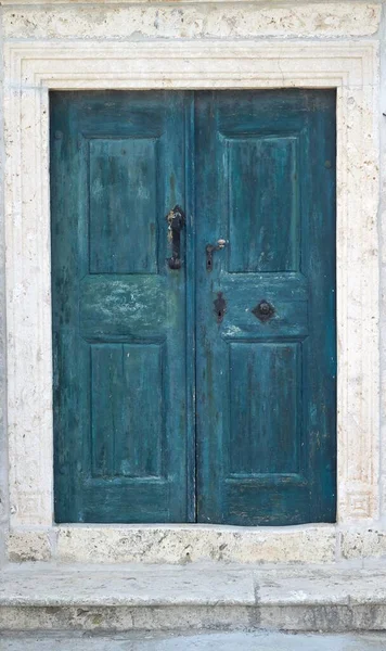 Красивый Крупный План Голубой Старой Двери Белом Здании — стоковое фото