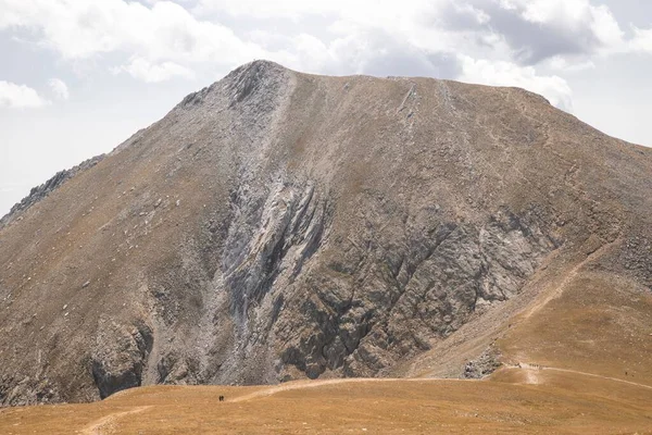 Widok Ludzi Spacerujących Krajobrazie Gór Pirenejach Pobliżu Szczytu Bastiments — Zdjęcie stockowe