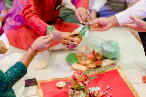 Indiase Bruid Toont Handen Met Henna Ontwerp Haar Trouwdag — Stockfoto