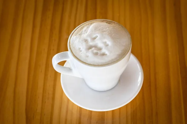 Eine Nahaufnahme Eines Cappuccino Der Einem Weißen Becher Serviert Und — Stockfoto