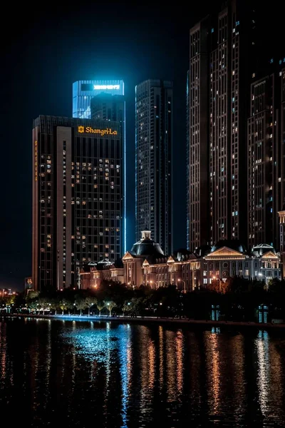 Нічна Сцена Освітленими Будівлями Фоні Темно Синього Неба — стокове фото