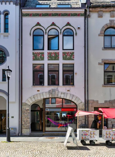 Norveç Tarihi Alesund Kasabasında Binaları Taş Zemini Olan Bir Caddenin — Stok fotoğraf