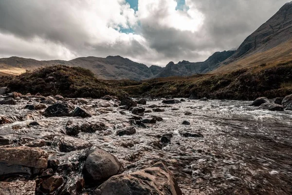 スコットランドのイルス スカイの曇った暗い天気の石と滝の広い水平ショット — ストック写真