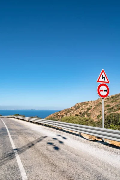 Вертикальный Снимок Дороги Морем Голубым Небом Заднем Плане Корбусе Тунис — стоковое фото