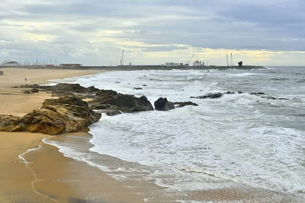 Eine Malerische Felsige Meereslandschaft Mit Der Industriestadt Hintergrund — Stockfoto