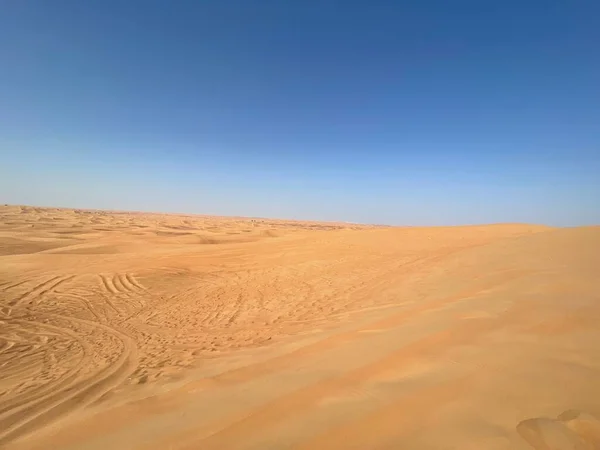 Гладкий Желтый Песок Арабской Пустыни Пустыня Дубай Сафари Голубым Небом — стоковое фото