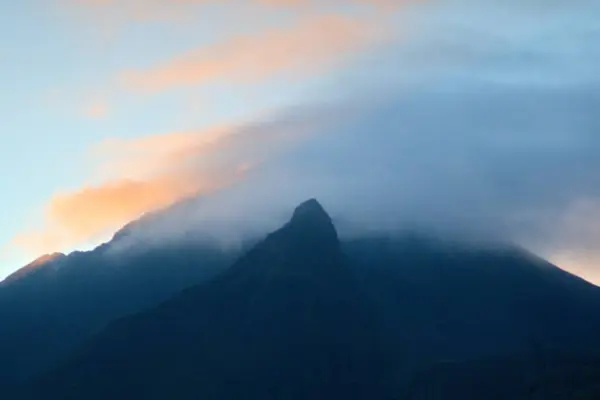 Gün Batımında Dağ Siluetlerinin Üzerinde Bulutların Manzaralı Bir Görüntüsü — Stok fotoğraf