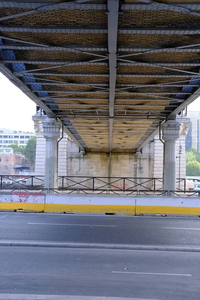 Eine Vertikale Aufnahme Einer Straße Unter Einer Stahlbrücke Paris Frankreich — Stockfoto
