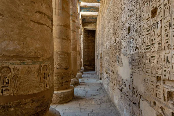Het Interieur Van Een Egyptische Tempel Met Kleurrijke Schilderijen Hiërogliefen — Stockfoto