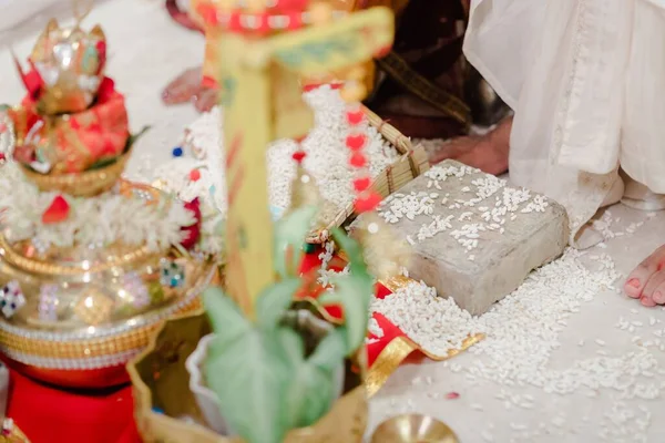Indiase Bruid Toont Handen Met Henna Ontwerp Haar Trouwdag — Stockfoto