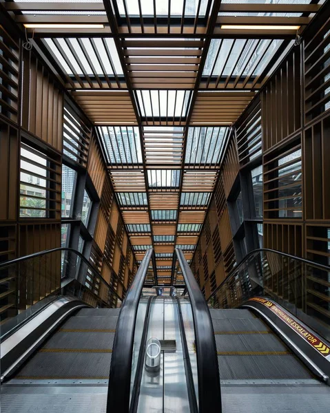 Uma Escada Rolante Hotel Moderno Com Teto Paredes Madeira Moderna — Fotografia de Stock