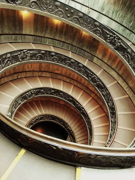 建物の中の螺旋階段 — ストック写真