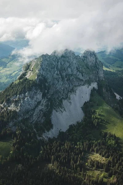 Una Hermosa Vista Una Enorme Montaña Con Bosque Durante Amanecer — Foto de Stock
