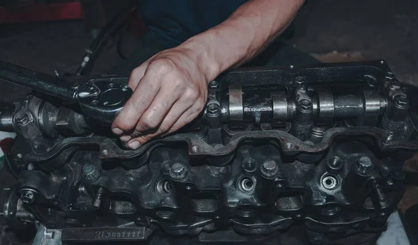 Bir Tamircinin Beyaz Elleri Motoru Kontrol Ediyor — Stok fotoğraf