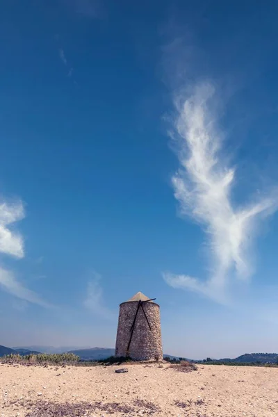 Вертикальный Снимок Старой Ветряной Мельницы Изолированной Побережье Фоне Голубого Неба — стоковое фото