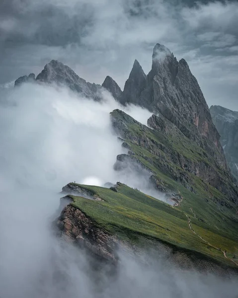 Вертикальный Снимок Горы Сечеда Покрытой Туманом Зимой Италии — стоковое фото