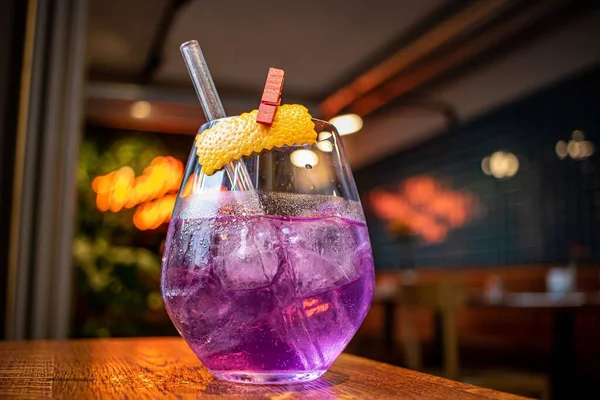 Plan Rapproché Cocktail Violet Posé Sur Une Table Bois Dans — Photo
