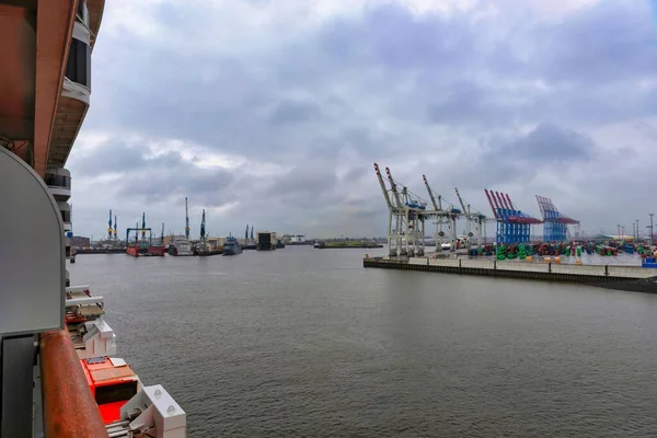 Port Dźwigami Ponury Dzień Hamburgu Niemcy — Zdjęcie stockowe