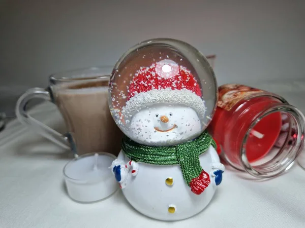 Decorações Natal Bonitos Boneco Neve Velas Com Uma Xícara Chocolate — Fotografia de Stock