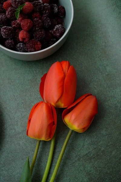 Прекрасный Вид Красные Тюльпаны Рядом Чашей Ягод — стоковое фото