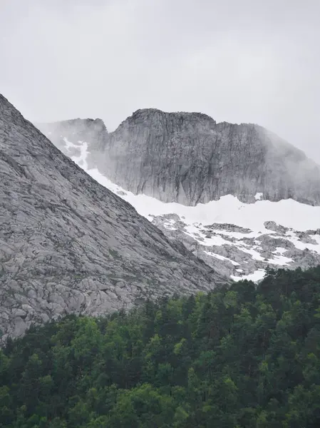 Teleobiettivo Fotografico Raffigurante Pareti Rocciose Montagne Innevate Avvolto Nella Nebbia — Foto Stock