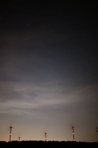 Yıldızlı Gökyüzünün Altındaki Bir Tarlada Güzel Bir Yel Değirmeni Görüntüsü — Stok fotoğraf