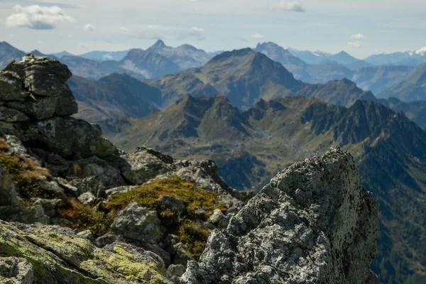 Bulutlu Arka Planda Gün Işığında Kayalık Dağlık Bir Arazinin Güzel — Stok fotoğraf