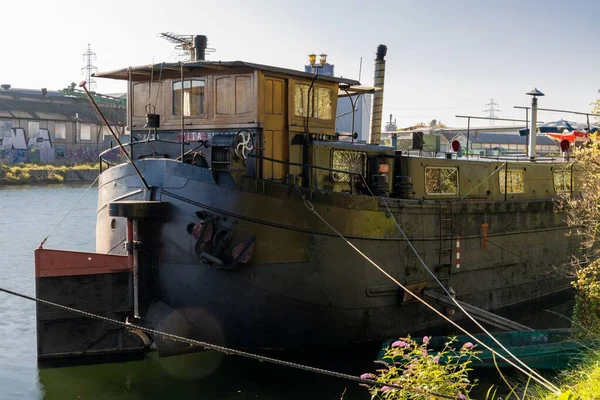 Een Woonboot Een Kanaal Straatsburg Frankrijk Naast Kust Bedekt Met — Stockfoto