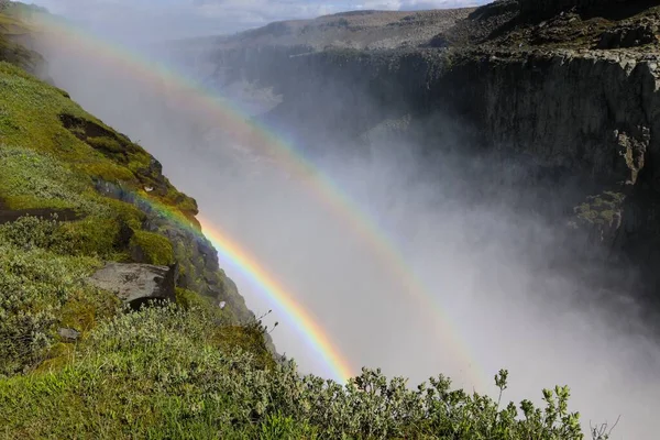 山の間の霧に包まれた虹 — ストック写真