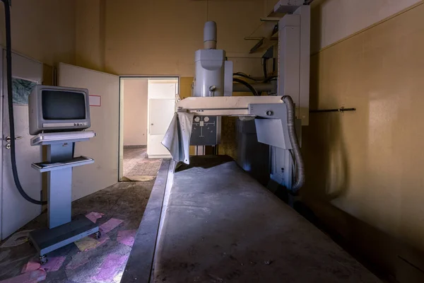 Una Vieja Máquina Rayos Con Monitor Viejo Hospital Abandonado —  Fotos de Stock