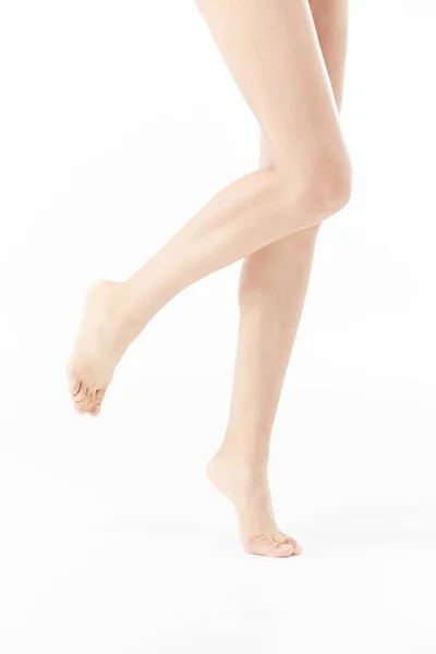 Вертикальный Снимок Красивых Ног Женщины Студии Белом Фоне — стоковое фото