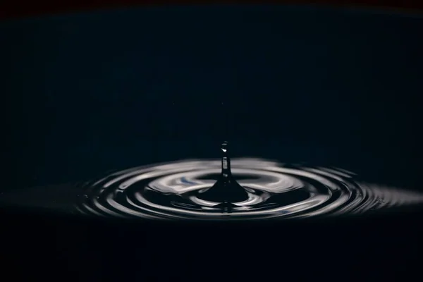 Een Close Shot Van Water Kabbelt Een Donker Oppervlak — Stockfoto
